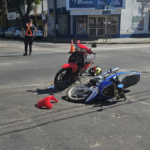 463236-motociclistas-chocaron-frente-a-la-plaza-del-maestro