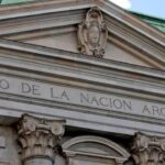 503484-un-banco-celeste-y-blanco
