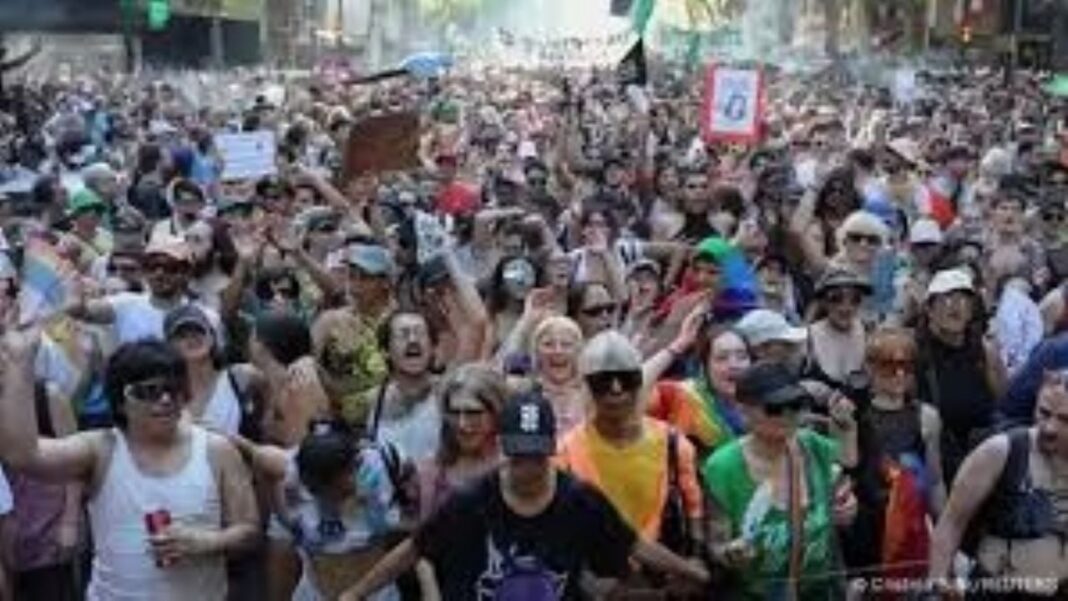 2289476-reuters-destaco-las-protestas-de-jubilados-argentinos-en-plena-veda-electoral