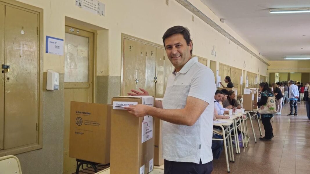 2299694-gustavo-aguirre-emitio-su-voto