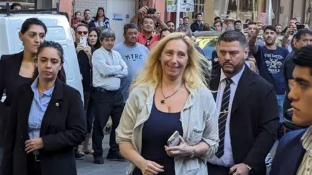 2300421-karina-milei-voto-en-vicente-lopez-rodeada-de-seguridad-y-militantes