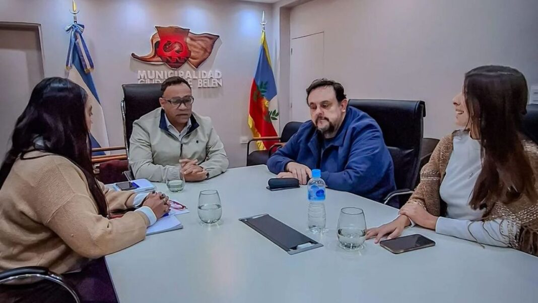 2316633-el-intendente-cristian-yapura-se-reunio-con-los-concejales-electos-de-belen-para-fort69025a74be187