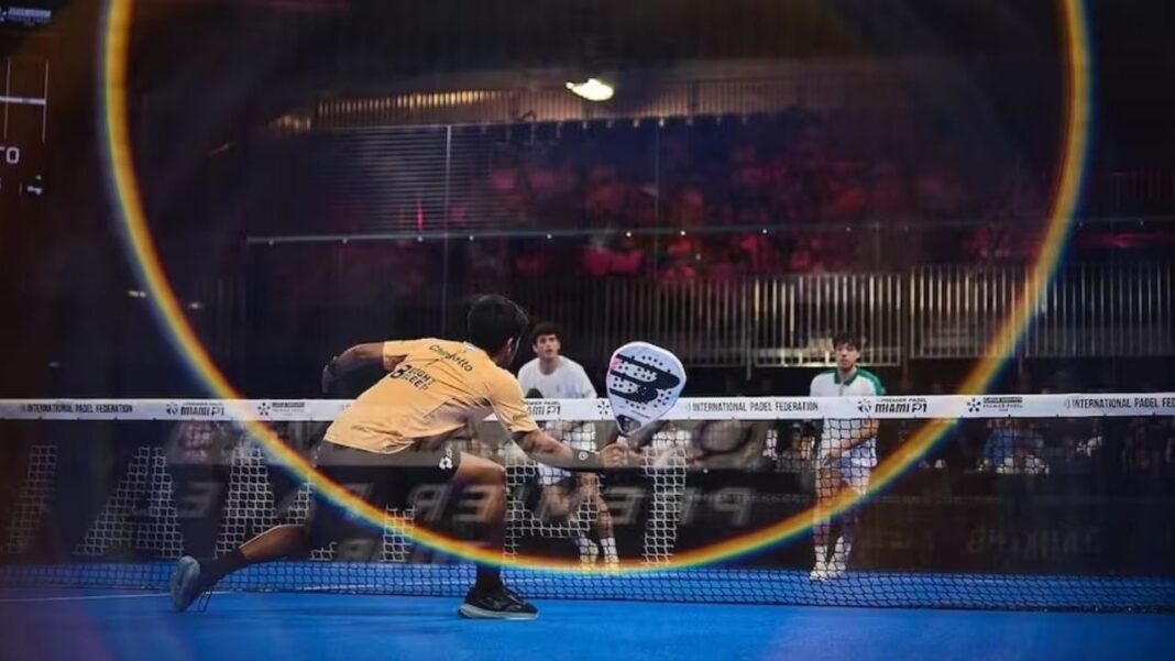 Federico Chingotto y Alejandro Galán celebran el título del Premier Padel Miami P1