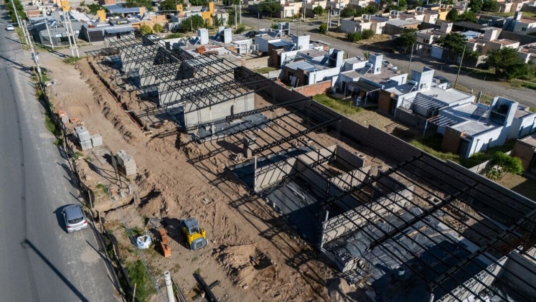 Ilustración de personas participando en una consulta vecinal sobre un centro comercial en Catamarca