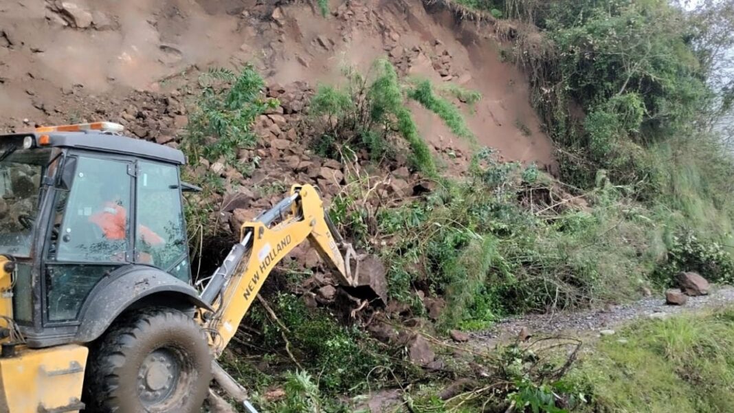 Maquinaria vial trabajando en una ruta de montaña afectada por derrumbes y barro