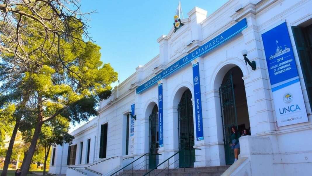 Docentes universitarios en asamblea en Catamarca