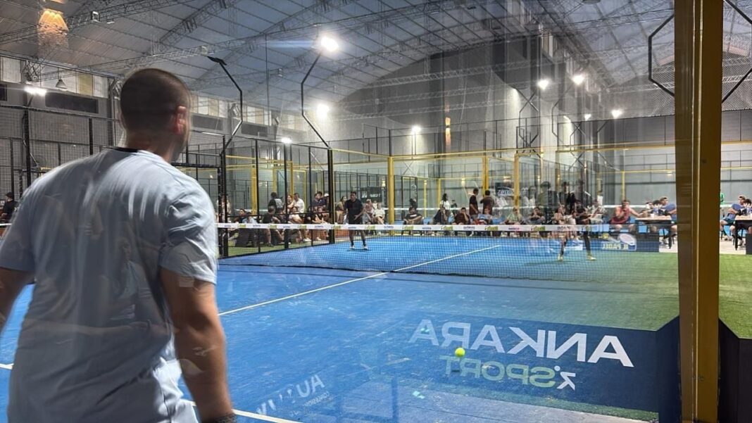 Partido de pádel durante la final del circuito Pro Pádel en el complejo IL Pádel de Catamarca.