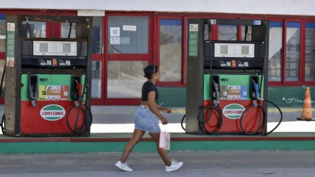 Buque petrolero Anatoly Kolodkin en puerto de Matanzas, Cuba.